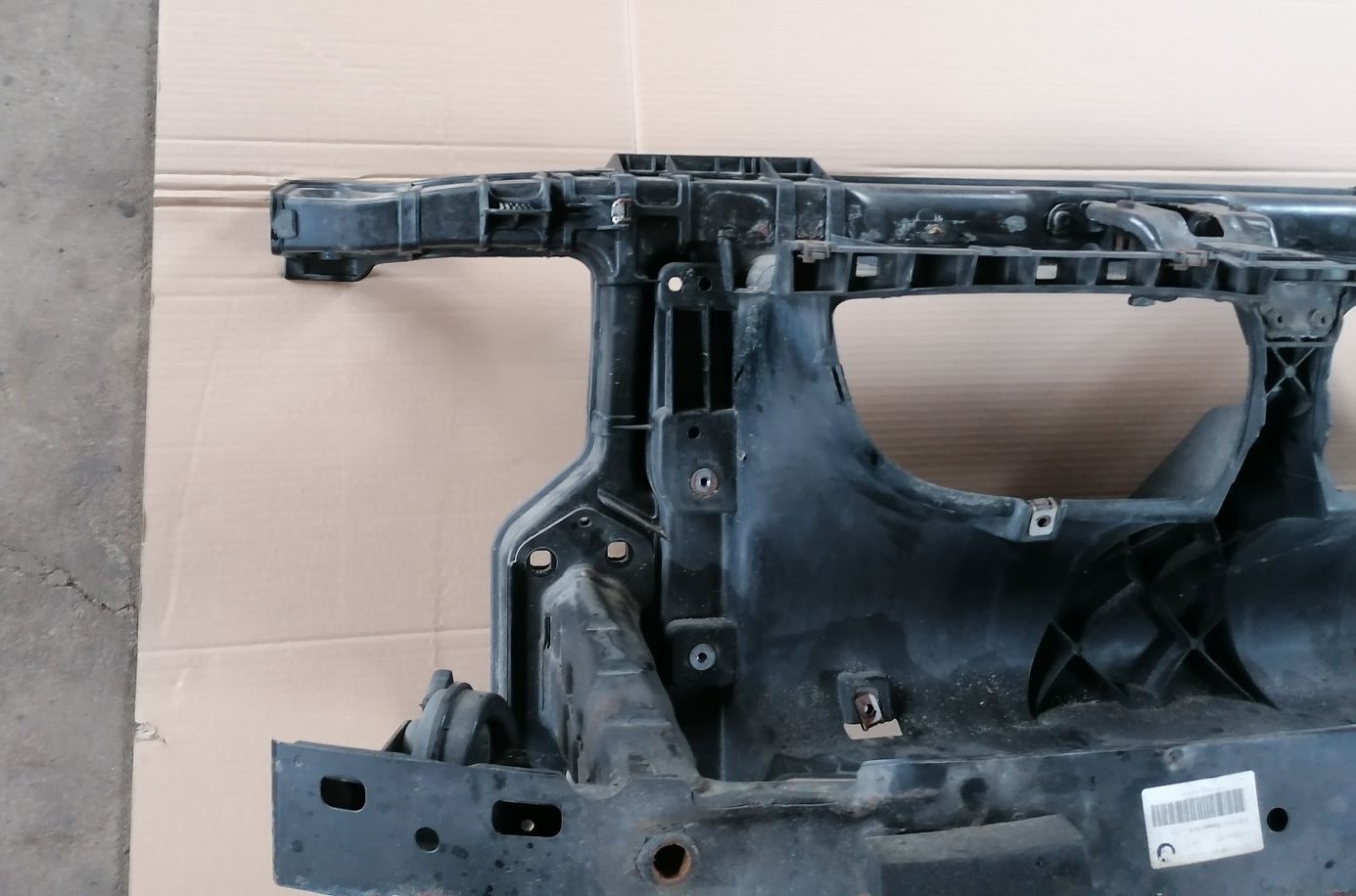 Priekšējā radiatora rāmis priekš BMW 1 E87 2007 GRAPHITE 2 Priekšējā radiatora rāmis priekš BMW 1 E87 2007 GRAPHITE