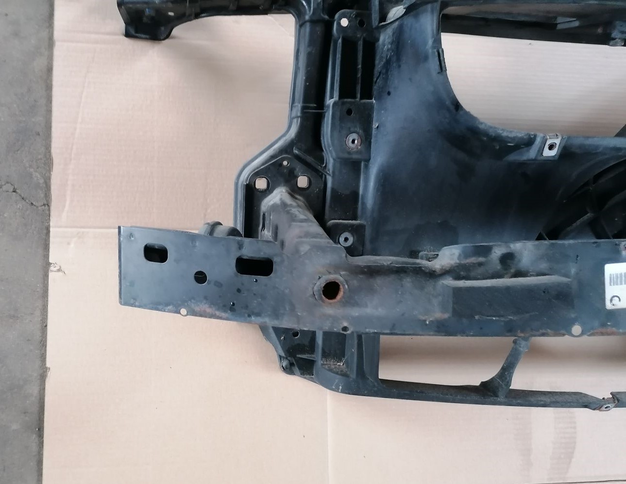 Priekšējā radiatora rāmis priekš BMW 1 E87 2007 GRAPHITE 7 Priekšējā radiatora rāmis priekš BMW 1 E87 2007 GRAPHITE