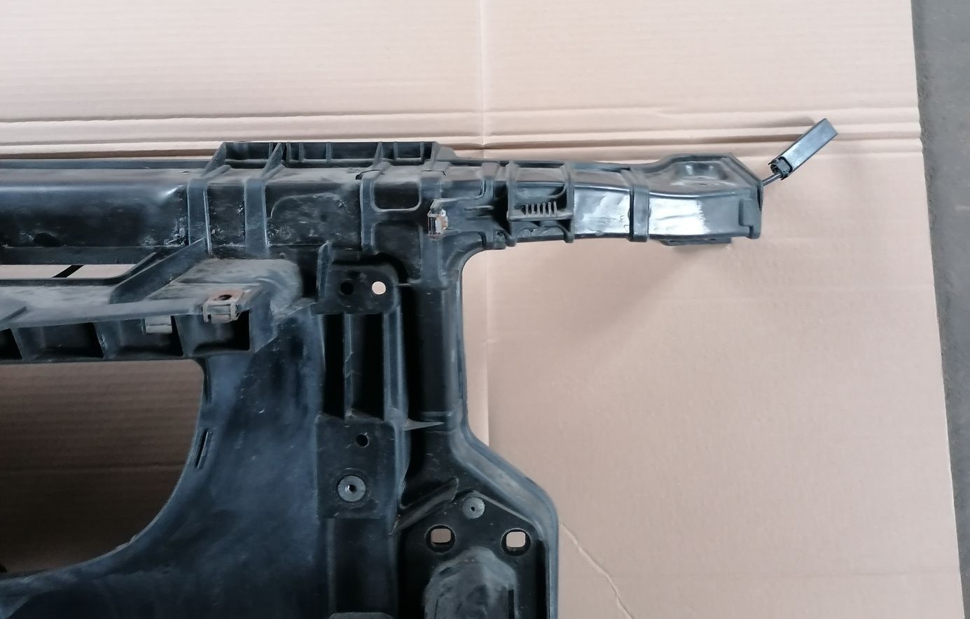 Priekšējā radiatora rāmis priekš BMW 1 E87 2007 GRAPHITE 6 Priekšējā radiatora rāmis priekš BMW 1 E87 2007 GRAPHITE