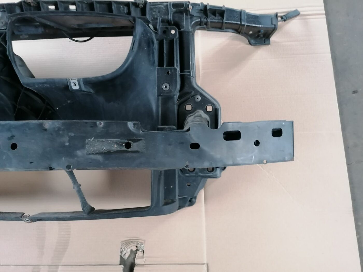 Priekšējā radiatora rāmis priekš BMW 1 E87 2007 GRAPHITE 5 Priekšējā radiatora rāmis priekš BMW 1 E87 2007 GRAPHITE