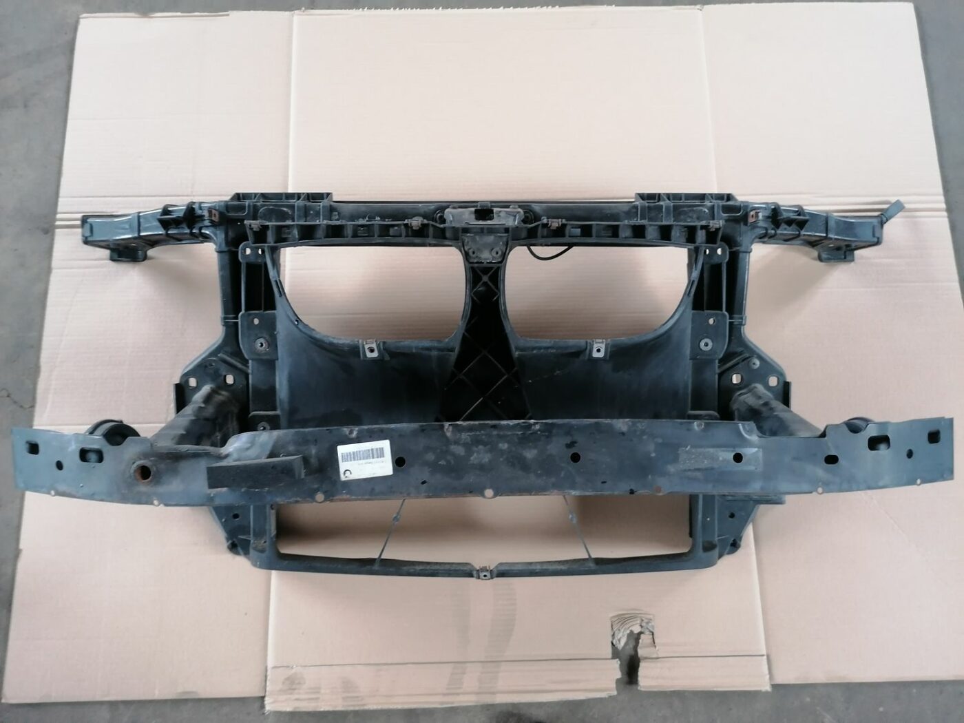 Priekšējā radiatora rāmis priekš BMW 1 E87 2007 GRAPHITE 3 Priekšējā radiatora rāmis priekš BMW 1 E87 2007 GRAPHITE