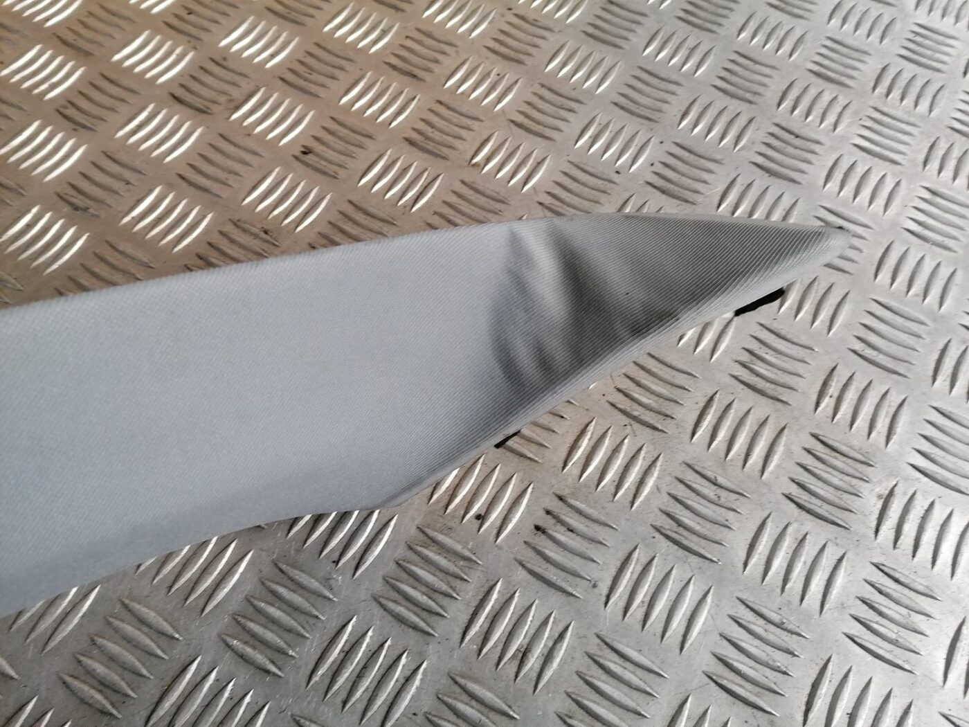 Priekšējas salona statnes apdare priekš BMW 1 E87 2007 GRAPHITE