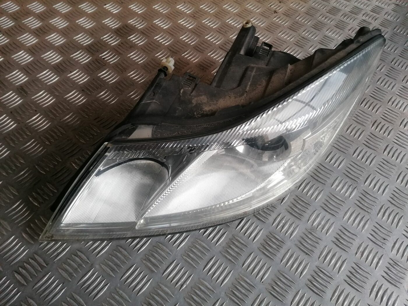 Priekšējais kreisais lukturis priekš SKODA OCTAVIA 2012 11 Priekšējais kreisais lukturis priekš SKODA OCTAVIA 2012