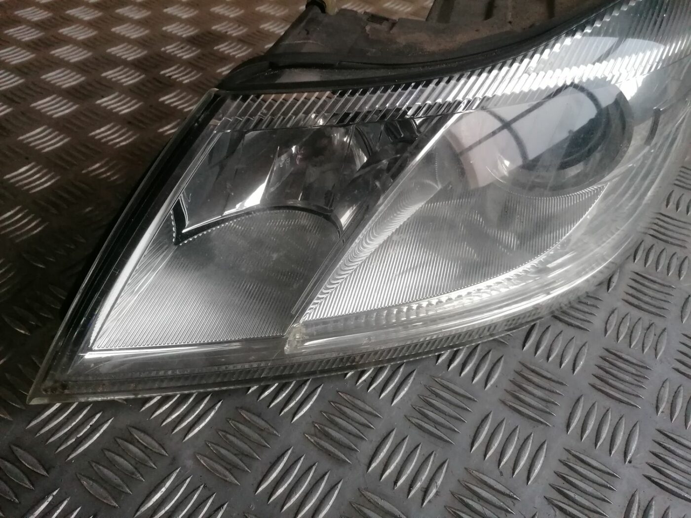 Priekšējais kreisais lukturis priekš SKODA OCTAVIA 2012 9 Priekšējais kreisais lukturis priekš SKODA OCTAVIA 2012