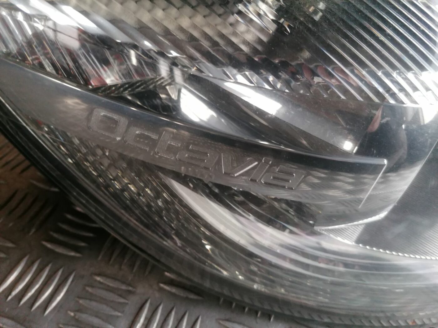 Priekšējais labais lukturis priekš SKODA OCTAVIA 2012 9 Priekšējais labais lukturis priekš SKODA OCTAVIA 2012