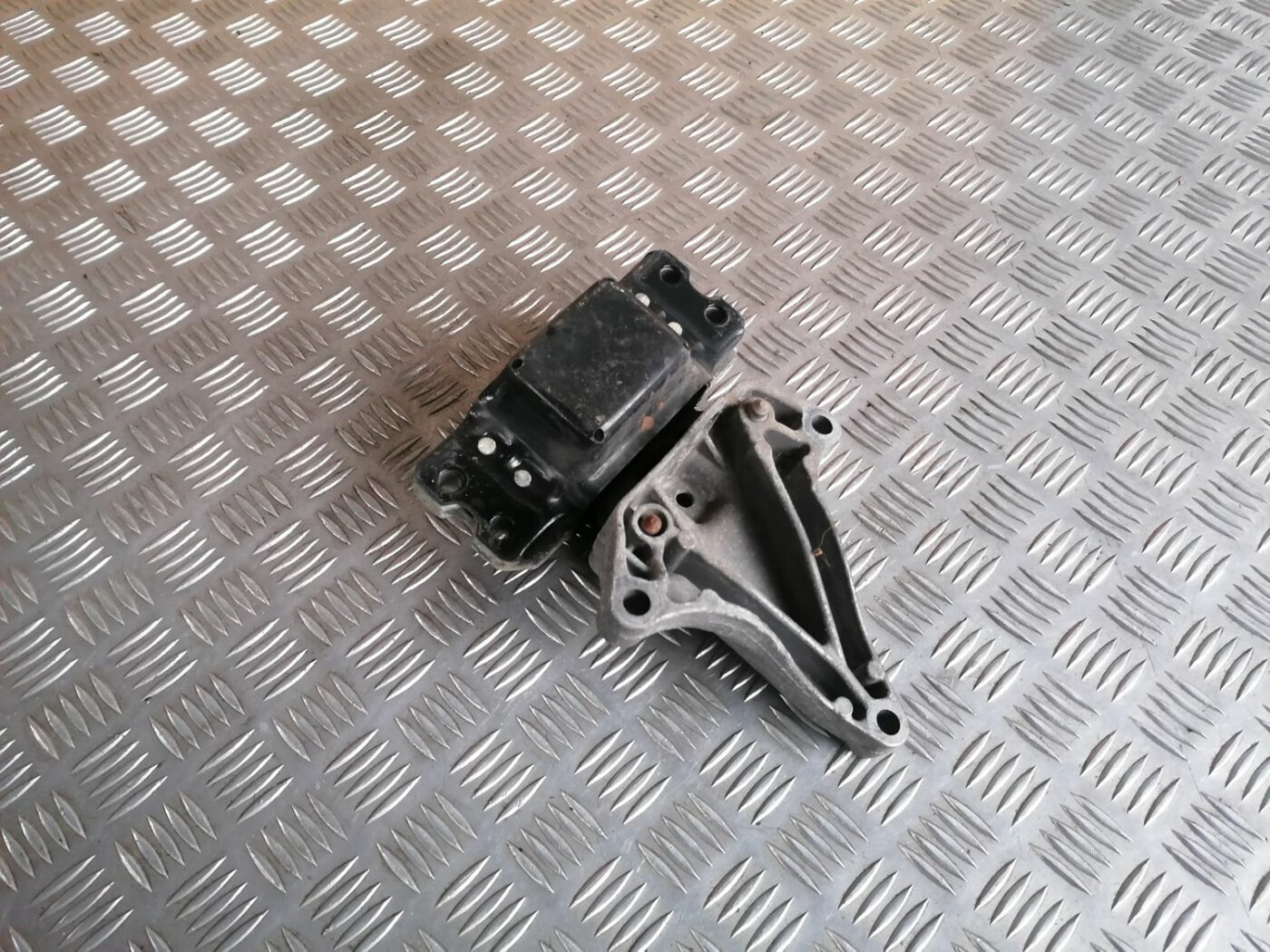 Dzinēja spilvens priekš SKODA OCTAVIA 2012