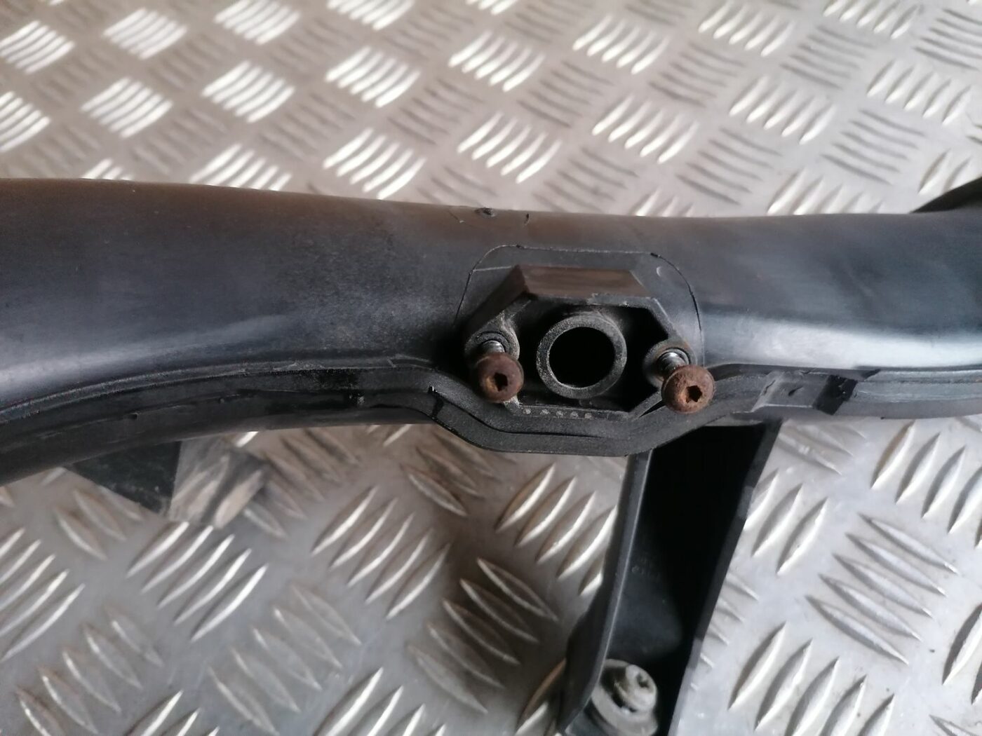 Interkulera caurule priekš SKODA OCTAVIA 2012 3 Interkulera caurule priekš SKODA OCTAVIA 2012