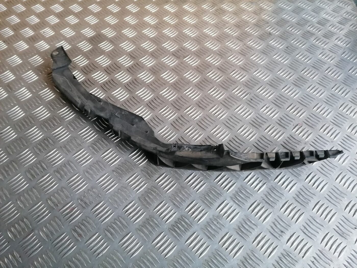 Priekšēja bufera kreisāis kronšteins priekš SKODA OCTAVIA 2012 1 Priekšēja bufera kreisāis kronšteins priekš SKODA OCTAVIA 2012