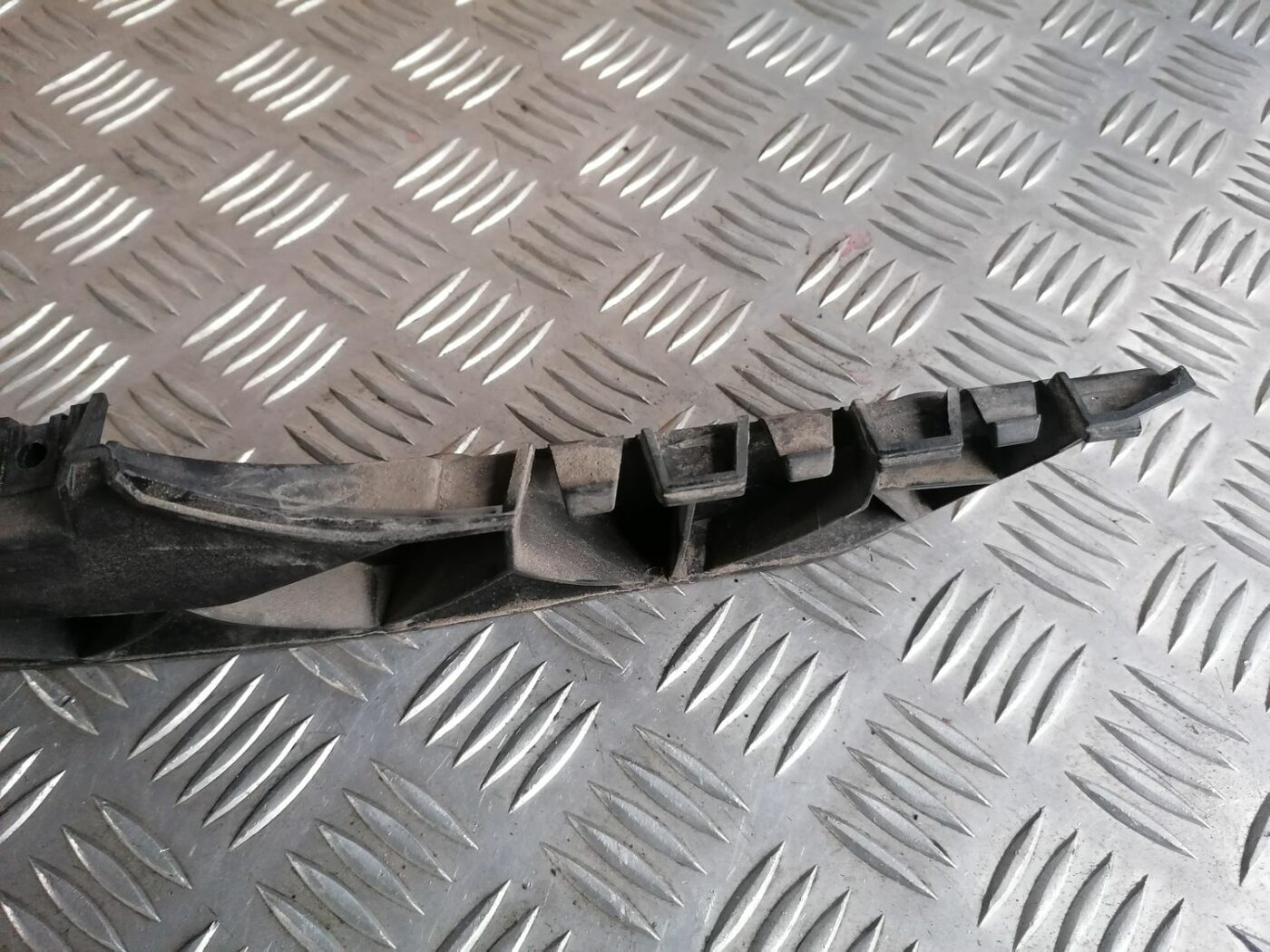 Priekšēja bufera kreisāis kronšteins priekš SKODA OCTAVIA 2012 2 Priekšēja bufera kreisāis kronšteins priekš SKODA OCTAVIA 2012