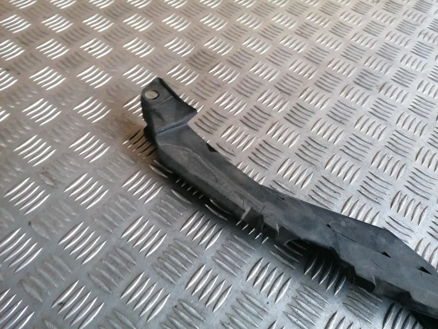 Priekšēja bufera kreisāis kronšteins priekš SKODA OCTAVIA 2012 5 Priekšēja bufera kreisāis kronšteins priekš SKODA OCTAVIA 2012