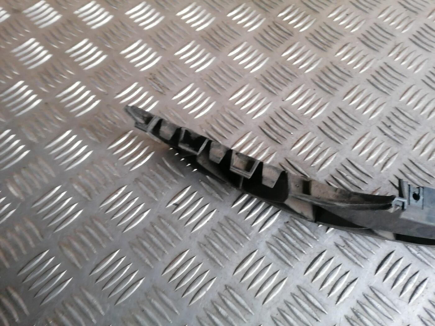 Priekšēja bufera labais kronšteins priekš SKODA OCTAVIA 2012 2 Priekšēja bufera labais kronšteins priekš SKODA OCTAVIA 2012