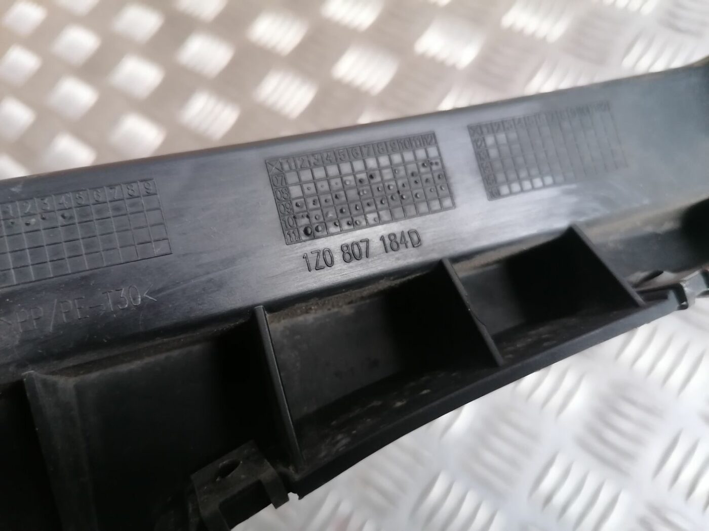 Priekšēja bufera labais kronšteins priekš SKODA OCTAVIA 2012 4 Priekšēja bufera labais kronšteins priekš SKODA OCTAVIA 2012