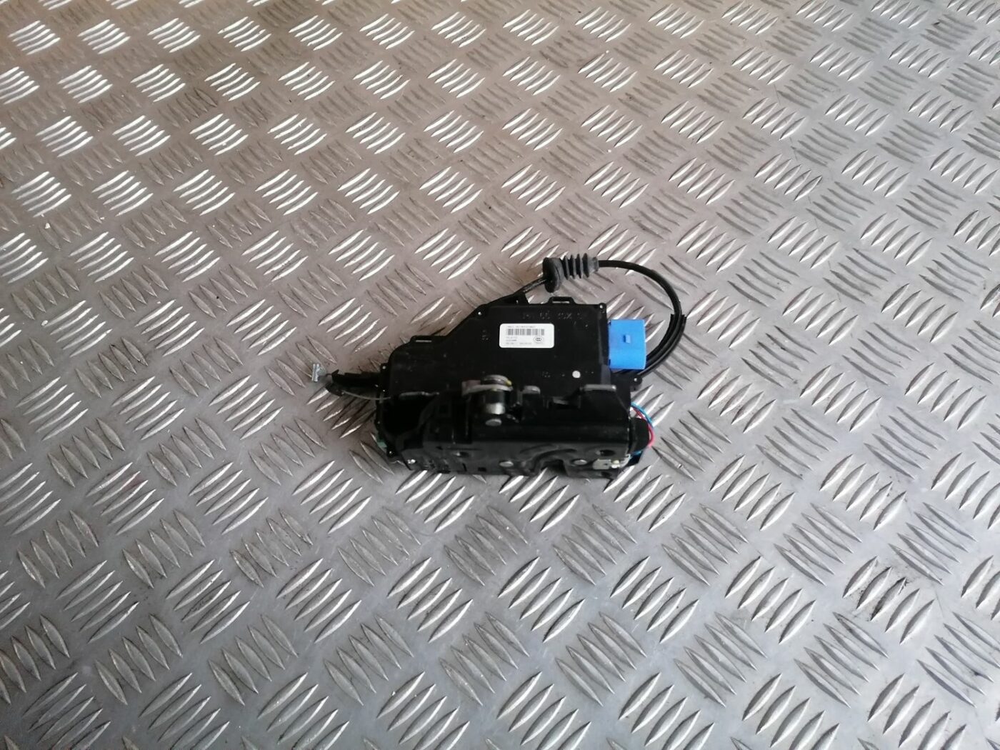 Priekšējo labo durvju slēdzene priekš SKODA OCTAVIA 2012 1 Priekšējo labo durvju slēdzene priekš SKODA OCTAVIA 2012