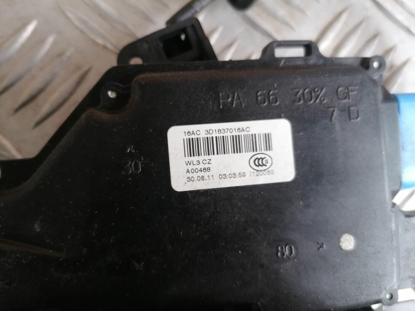 Priekšējo labo durvju slēdzene priekš SKODA OCTAVIA 2012 6 Priekšējo labo durvju slēdzene priekš SKODA OCTAVIA 2012