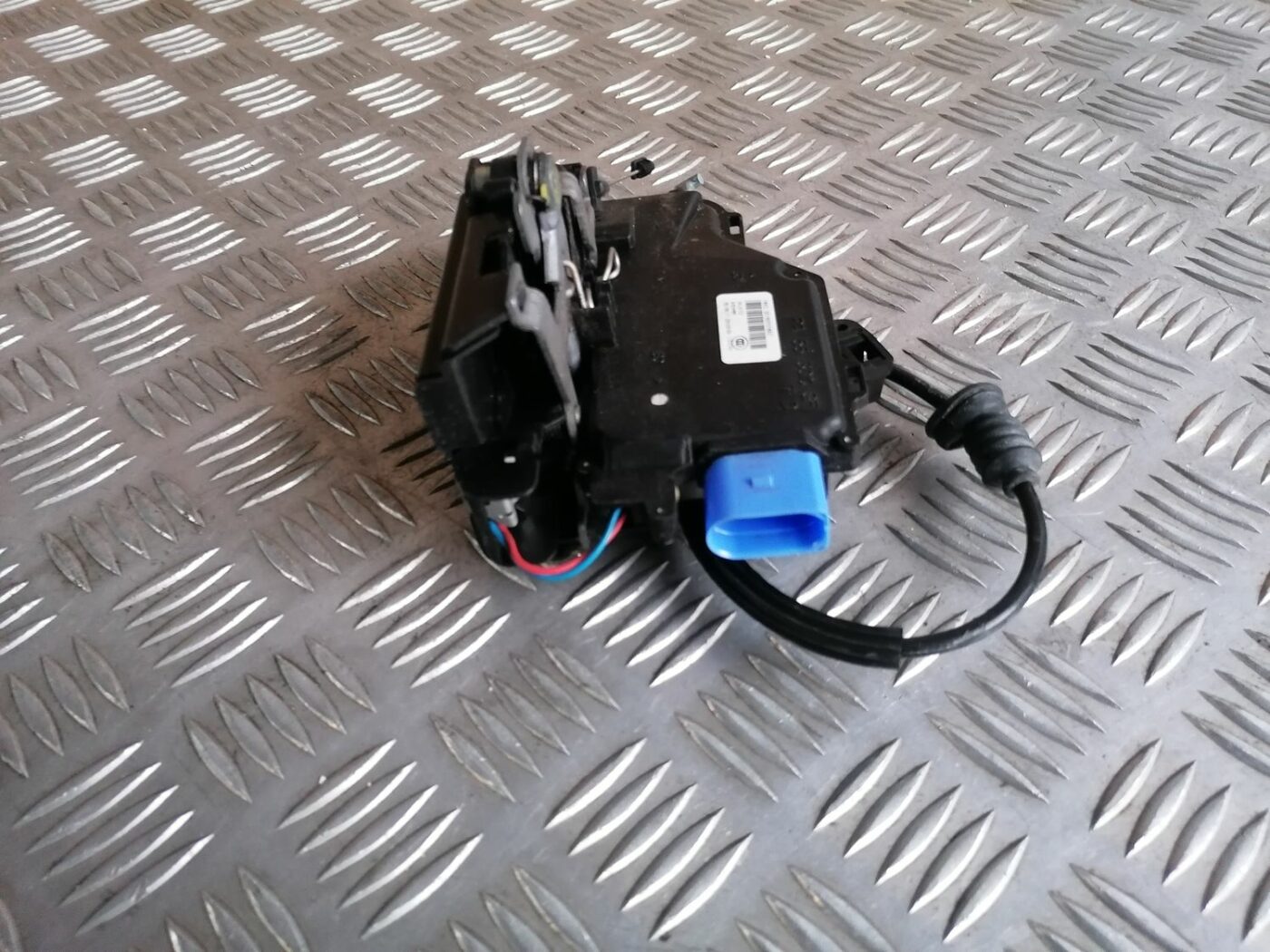 Priekšējo labo durvju slēdzene priekš SKODA OCTAVIA 2012 5 Priekšējo labo durvju slēdzene priekš SKODA OCTAVIA 2012