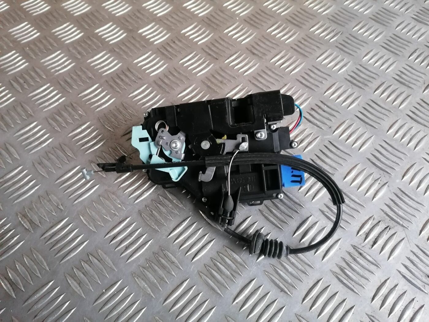 Priekšējo labo durvju slēdzene priekš SKODA OCTAVIA 2012 3 Priekšējo labo durvju slēdzene priekš SKODA OCTAVIA 2012