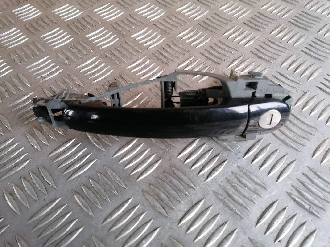 Priekšējāis kreisais durvju rokturis priekš SKODA OCTAVIA 2012