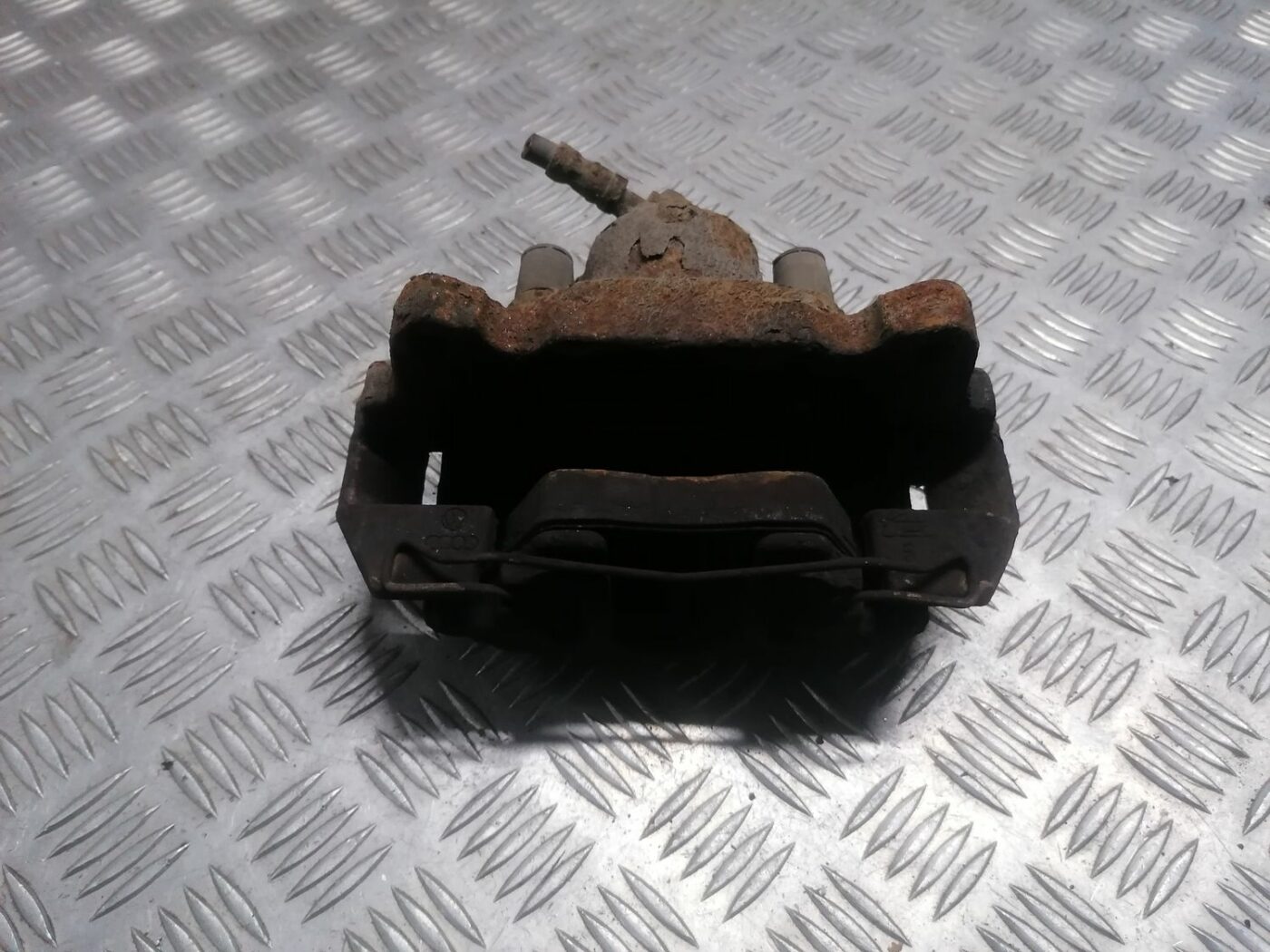 Priekšējais kreisais suports priekš SKODA OCTAVIA 2012 3 Priekšējais kreisais suports priekš SKODA OCTAVIA 2012