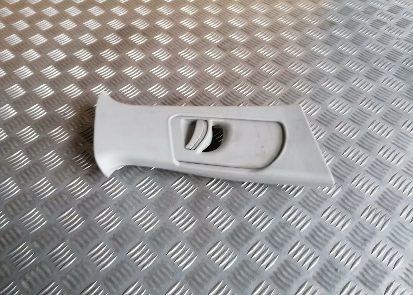 Vidējas salona statnes apdare priekš SKODA OCTAVIA 2012