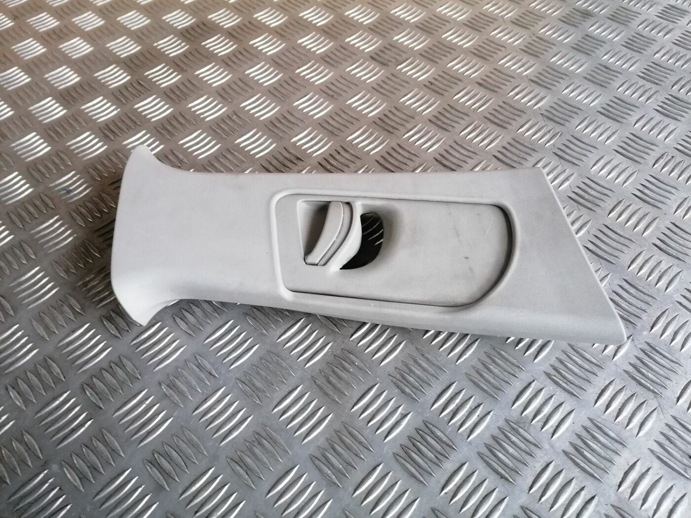 Vidējas salona statnes apdare priekš SKODA OCTAVIA 2012