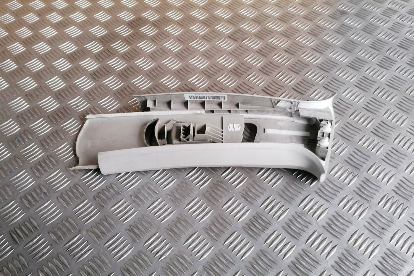 Vidējas salona statnes apdare priekš SKODA OCTAVIA 2012