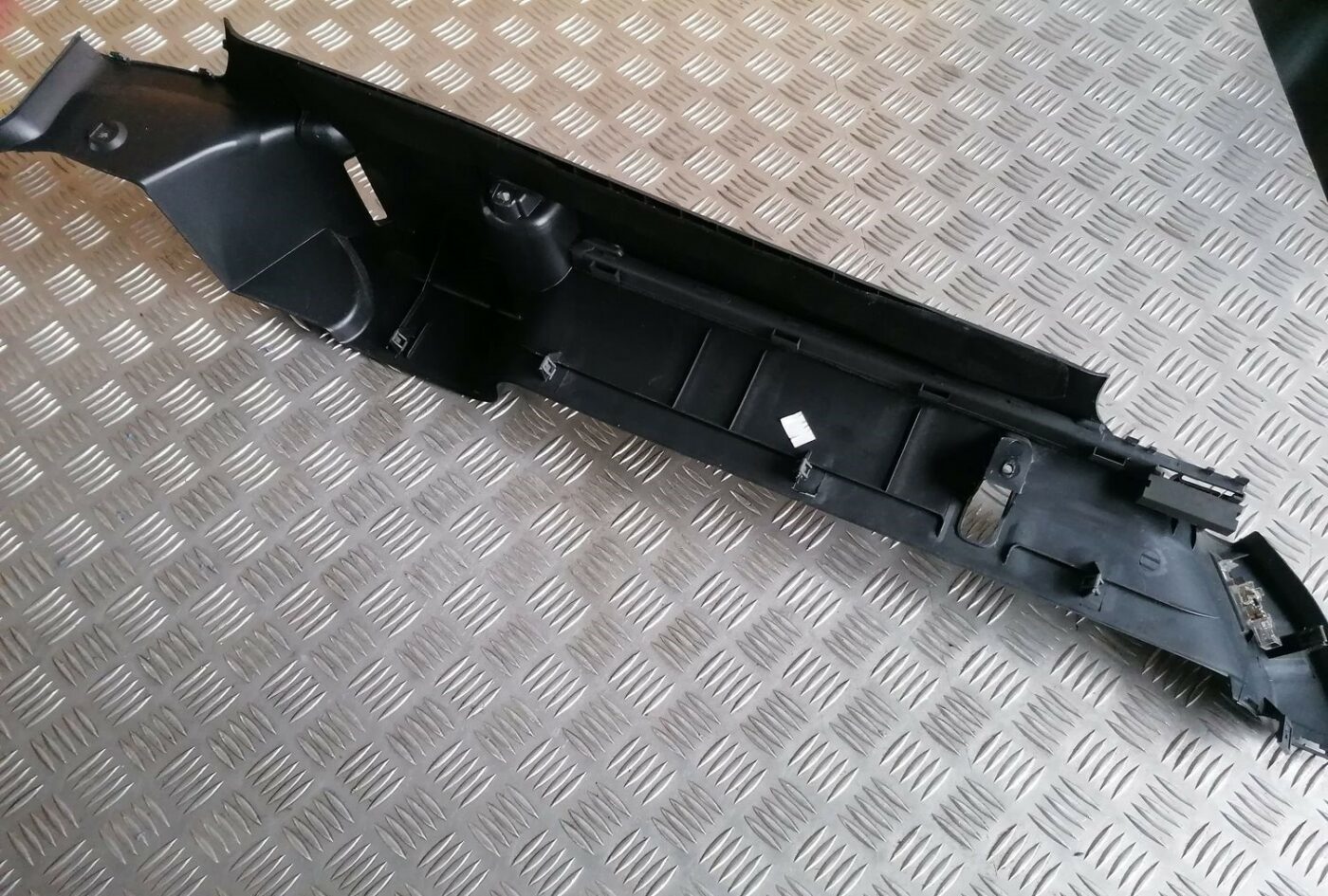 Bagāžnieka žalūziju sliedes priekš SKODA OCTAVIA 2012 4 Bagāžnieka žalūziju sliedes priekš SKODA OCTAVIA 2012