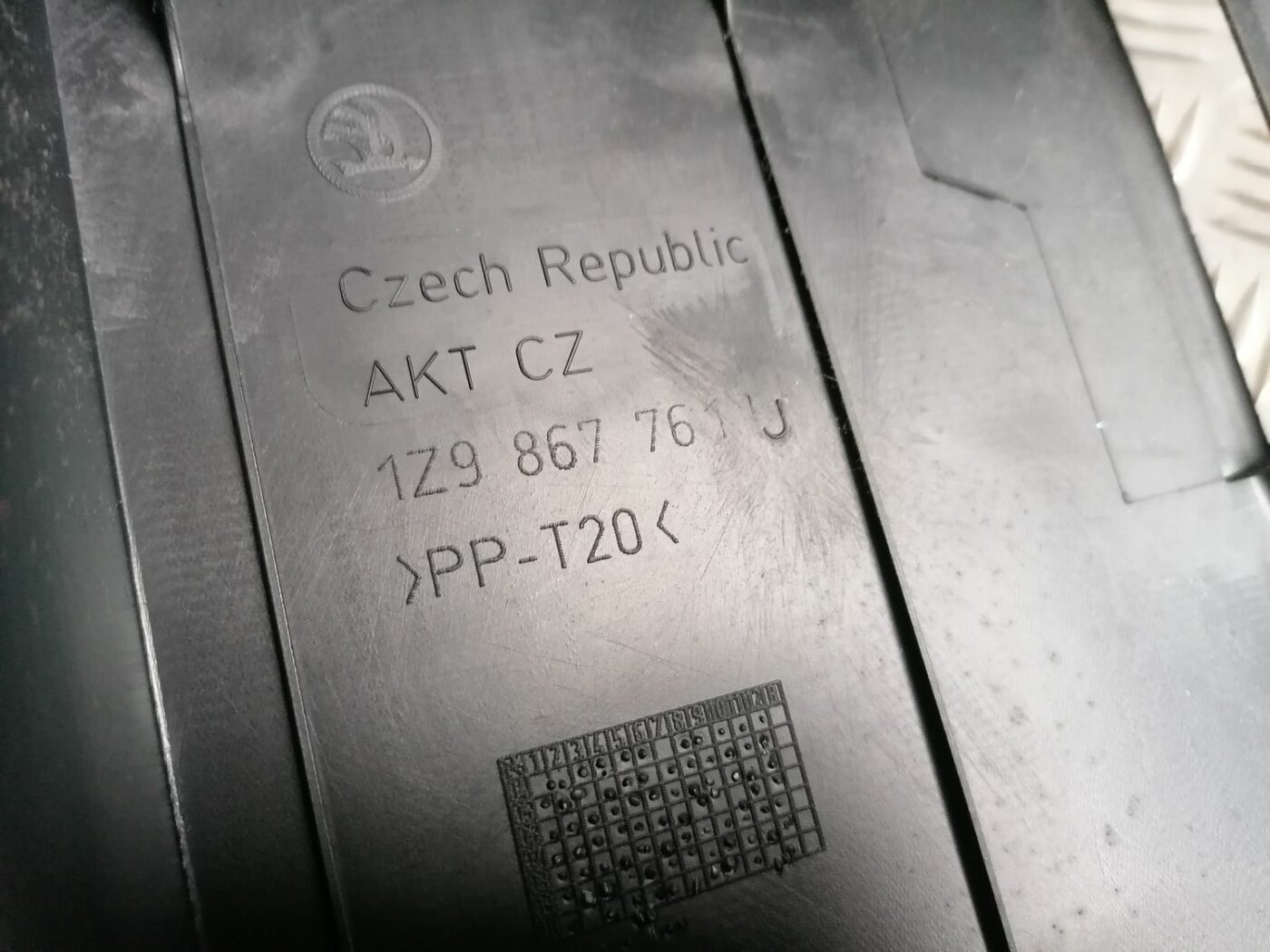 Bagāžnieka žalūziju sliedes priekš SKODA OCTAVIA 2012 3 Bagāžnieka žalūziju sliedes priekš SKODA OCTAVIA 2012