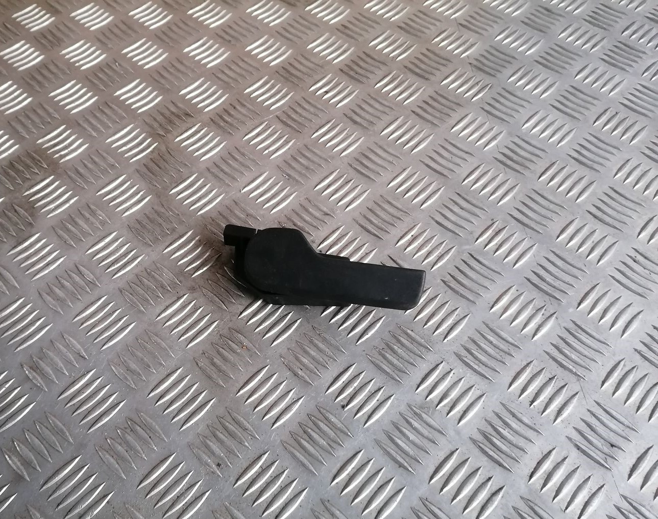 Pārsega atveršanas rokturis salonā priekš SKODA OCTAVIA 2012 1 Pārsega atveršanas rokturis salonā priekš SKODA OCTAVIA 2012