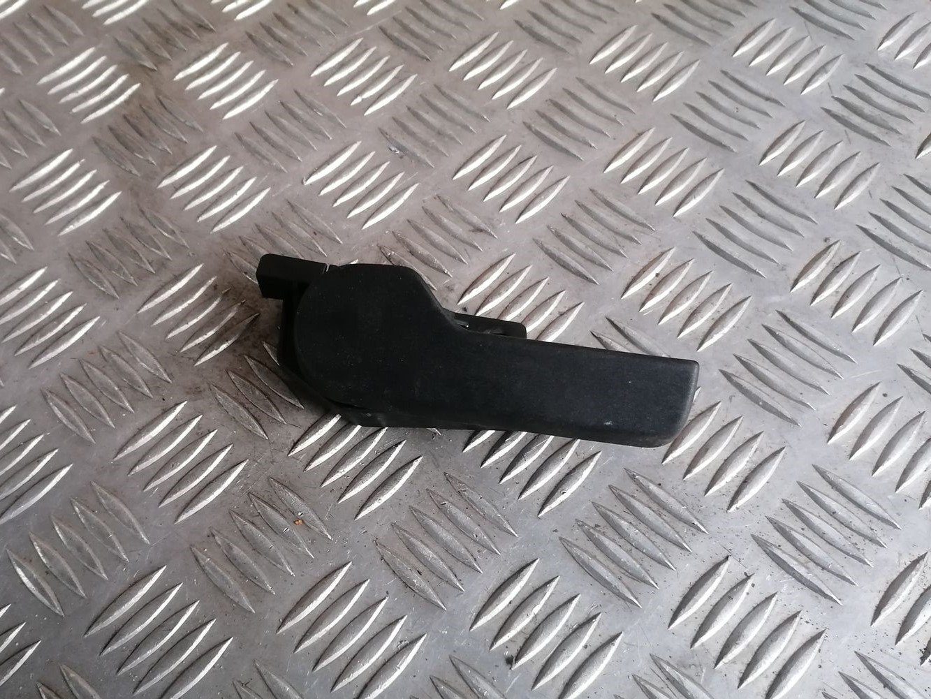 Pārsega atveršanas rokturis salonā priekš SKODA OCTAVIA 2012 2 Pārsega atveršanas rokturis salonā priekš SKODA OCTAVIA 2012