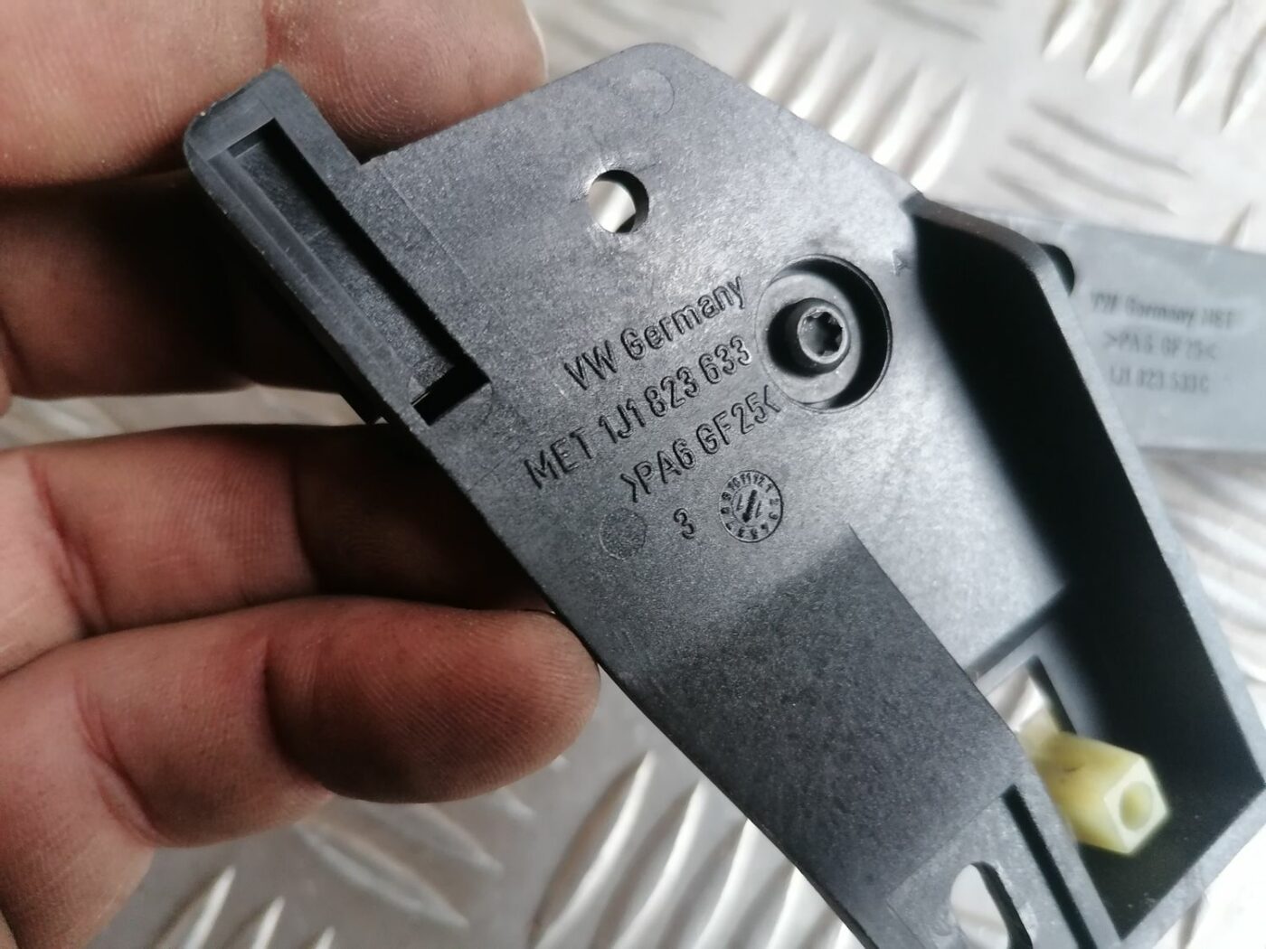 Pārsega atveršanas rokturis salonā priekš SKODA OCTAVIA 2012 4 Pārsega atveršanas rokturis salonā priekš SKODA OCTAVIA 2012