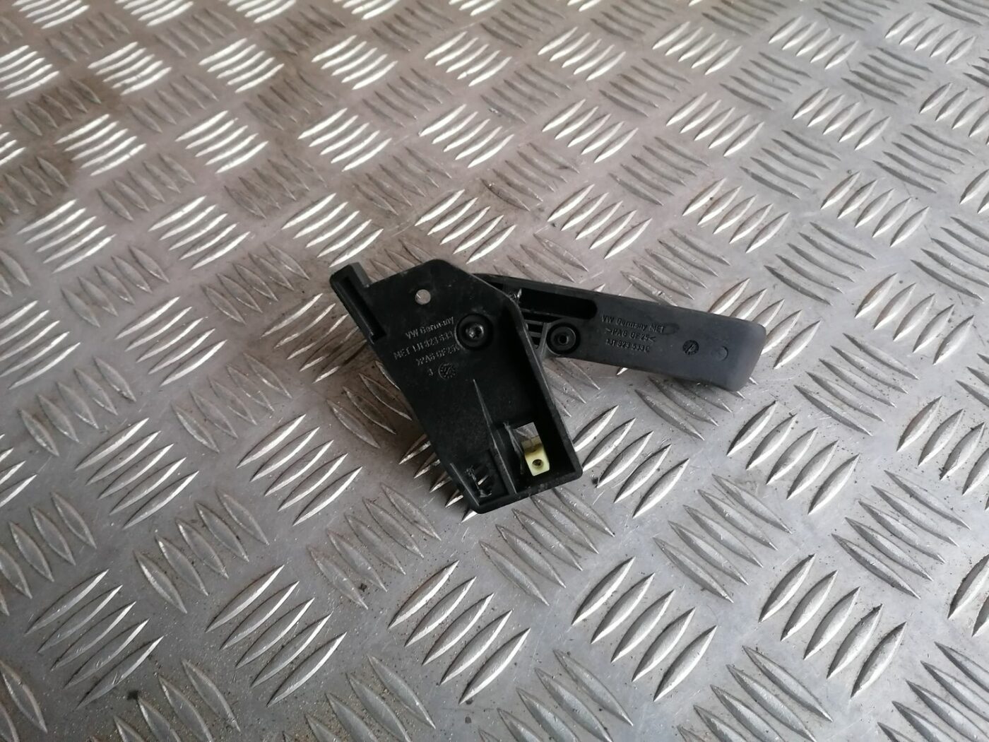 Pārsega atveršanas rokturis salonā priekš SKODA OCTAVIA 2012 3 Pārsega atveršanas rokturis salonā priekš SKODA OCTAVIA 2012