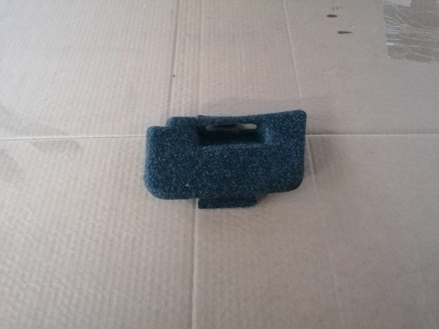 Bagāžnieka nodalījuma sānu apdares lūka priekš SKODA OCTAVIA 2012 1 Bagāžnieka nodalījuma sānu apdares lūka priekš SKODA OCTAVIA 2012