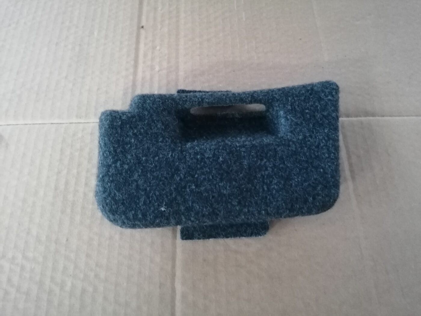 Bagāžnieka nodalījuma sānu apdares lūka priekš SKODA OCTAVIA 2012 2 Bagāžnieka nodalījuma sānu apdares lūka priekš SKODA OCTAVIA 2012