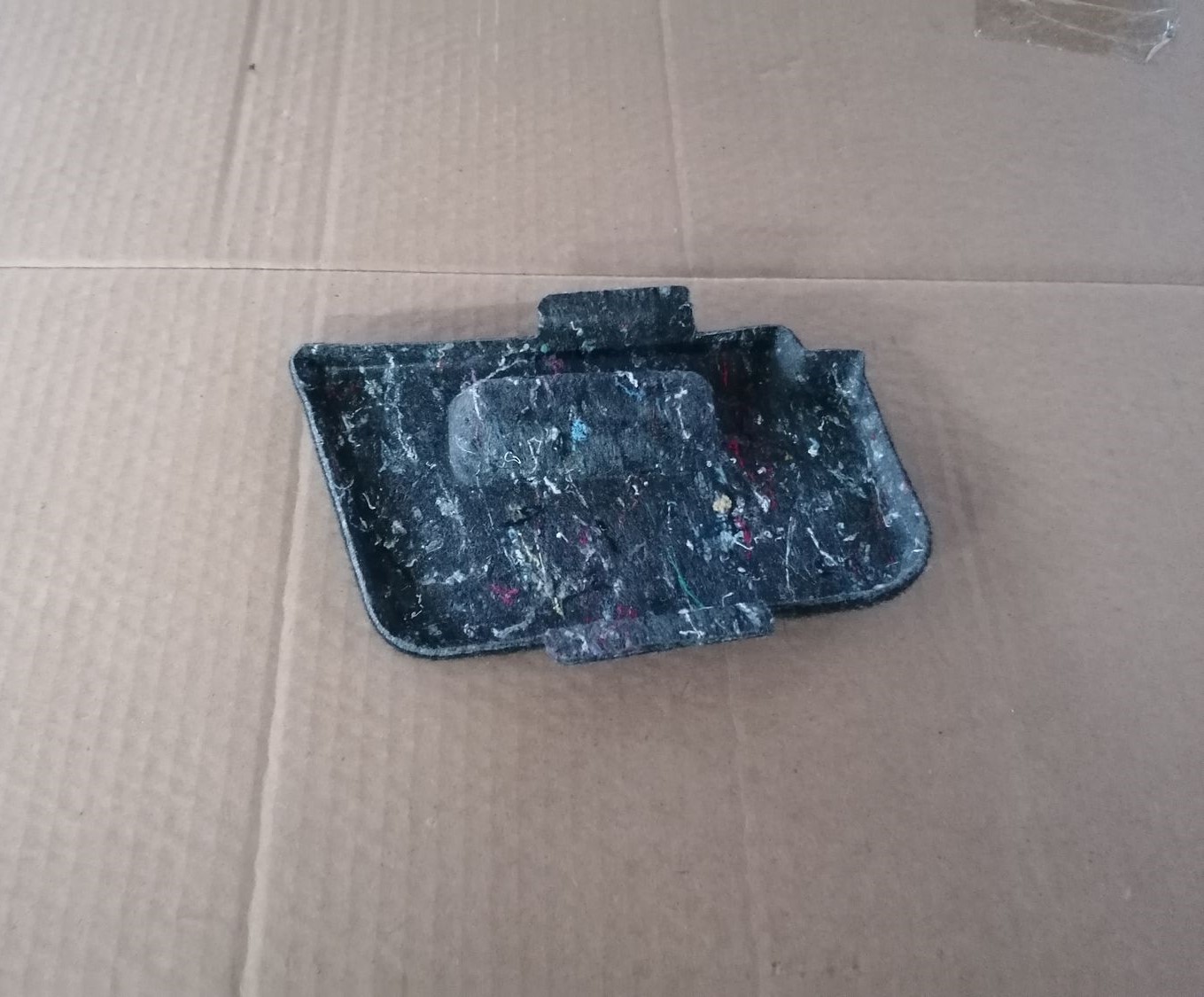 Bagāžnieka nodalījuma sānu apdares lūka priekš SKODA OCTAVIA 2012 3 Bagāžnieka nodalījuma sānu apdares lūka priekš SKODA OCTAVIA 2012