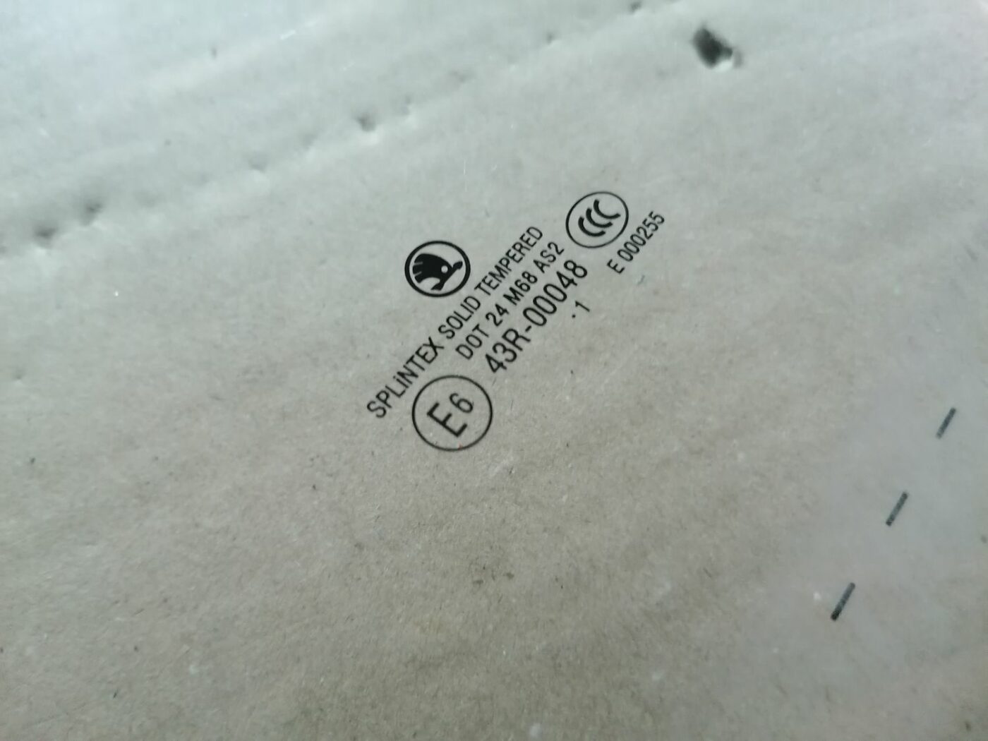 Priekšējo kreiso durvju stikls priekš SKODA OCTAVIA 2012