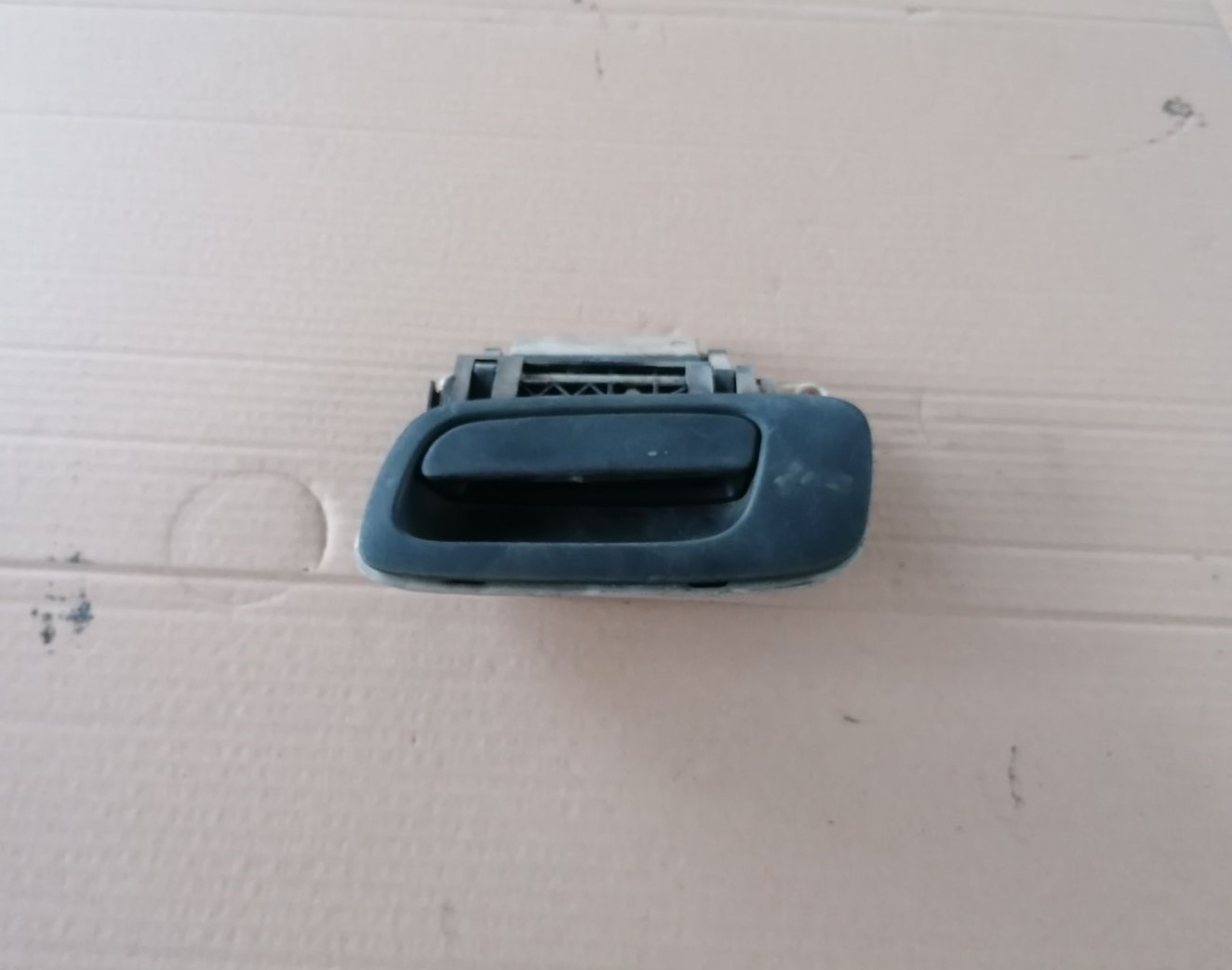 Aizmugurējais kreisais durvju rokturis priekš OPEL ZAFIRA 2002 1 Aizmugurējais kreisais durvju rokturis priekš OPEL ZAFIRA 2002