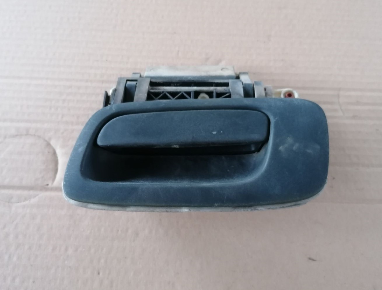 Aizmugurējais kreisais durvju rokturis priekš OPEL ZAFIRA 2002 2 Aizmugurējais kreisais durvju rokturis priekš OPEL ZAFIRA 2002