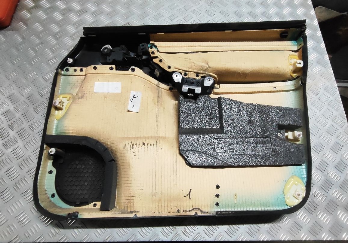 Priekšējo kreiso durvju apdare priekš OPEL ZAFIRA 2002