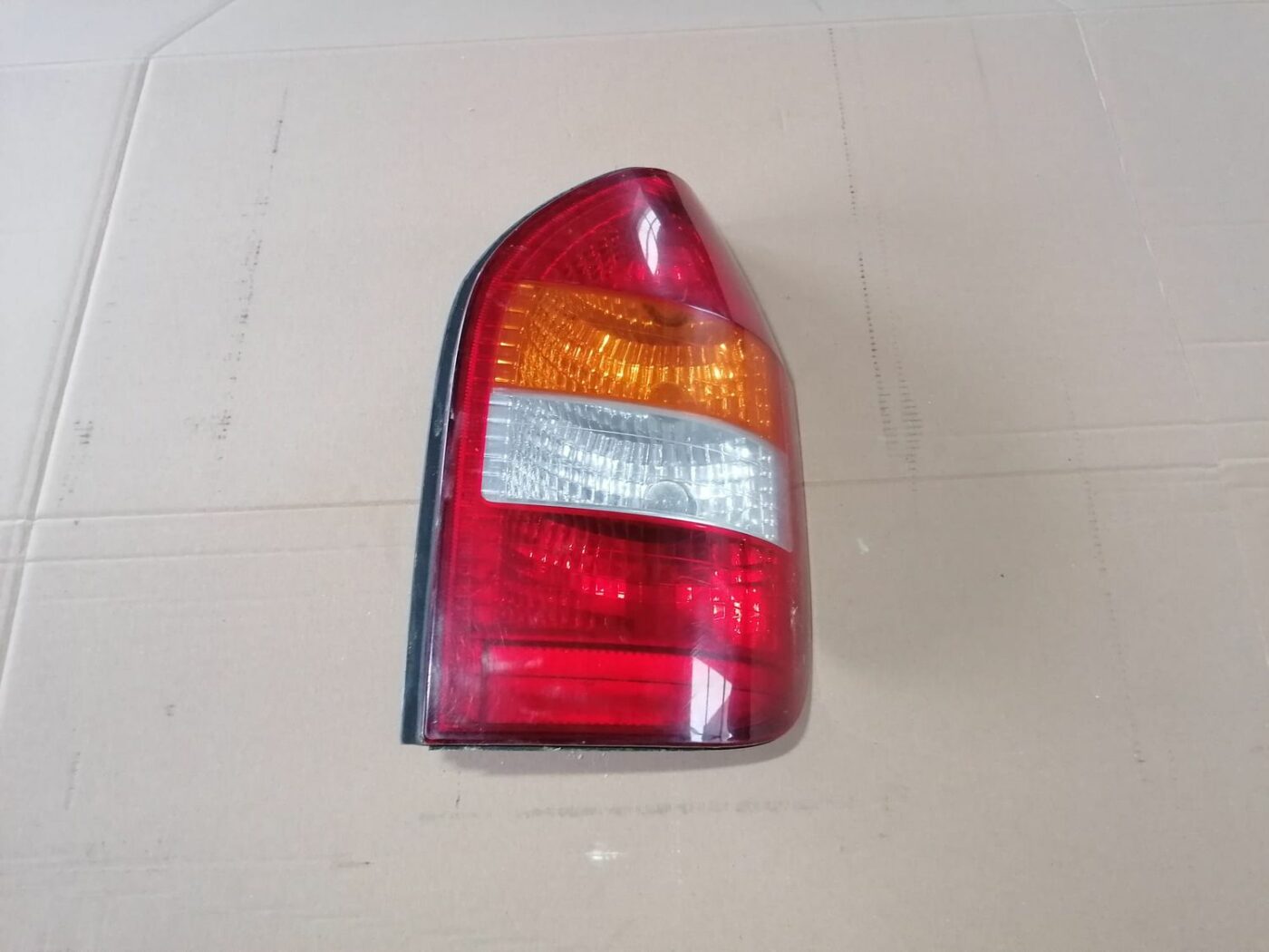 Aizmugurējais labais lukturis priekš OPEL ZAFIRA 2002