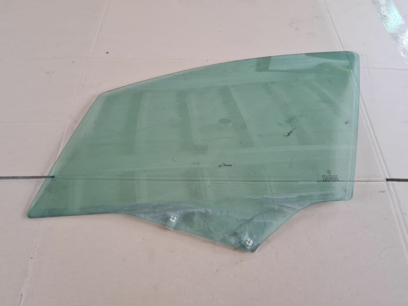 Priekšējo kreiso durvju stikls priekš PEUGEOT 307 2003 1 Priekšējo kreiso durvju stikls priekš PEUGEOT 307 2003