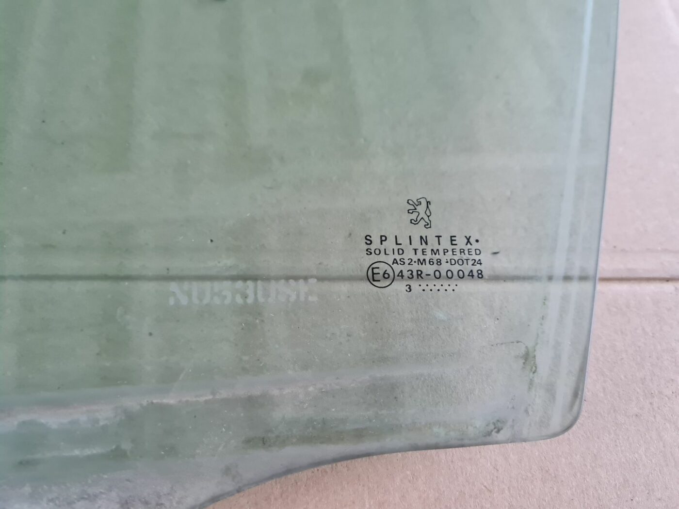 Priekšējo kreiso durvju stikls priekš PEUGEOT 307 2003 2 Priekšējo kreiso durvju stikls priekš PEUGEOT 307 2003