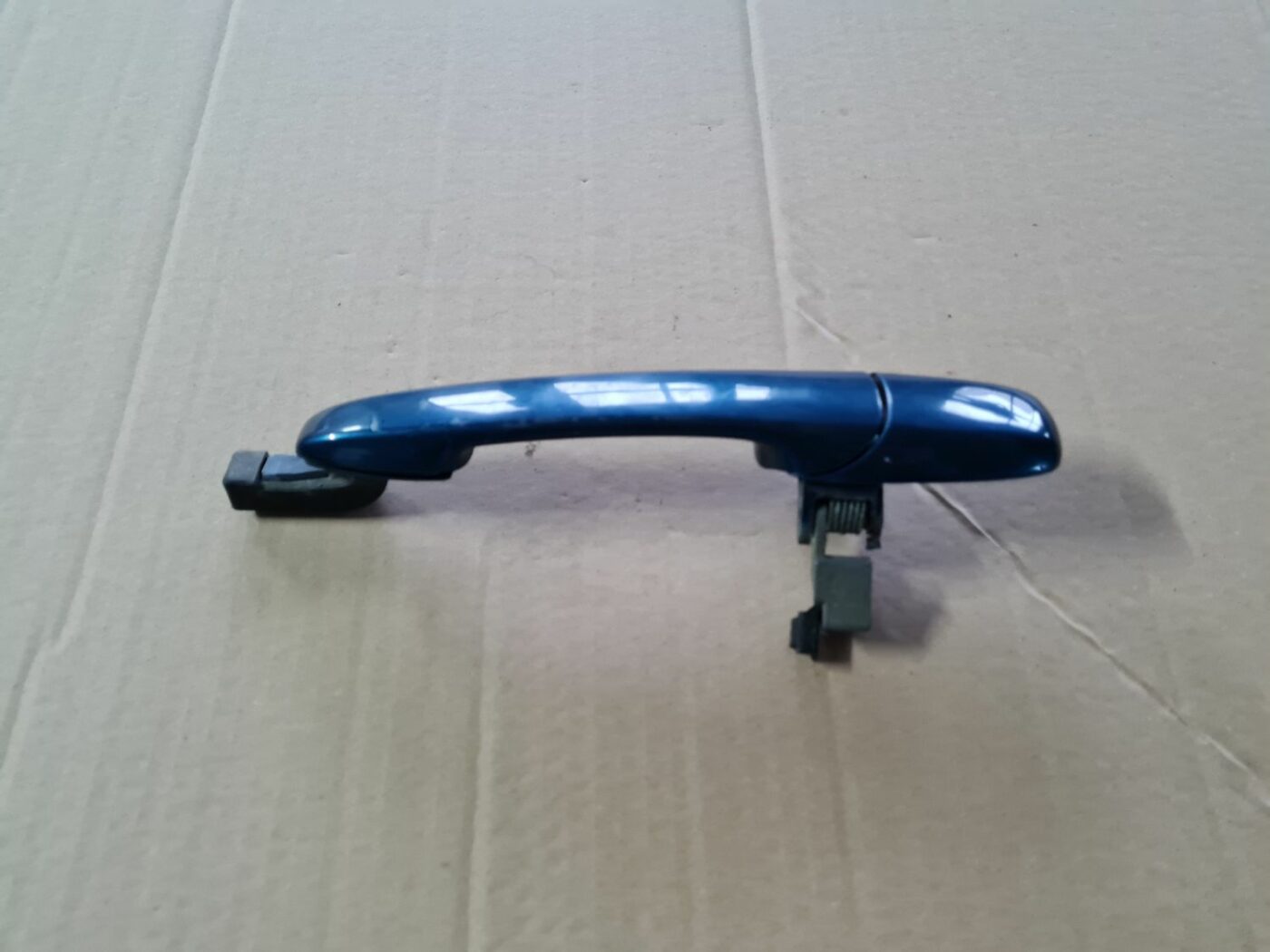 Priekšējāis labais durvju rokturis priekš MAZDA 3 2007 1 Priekšējāis labais durvju rokturis priekš MAZDA 3 2007