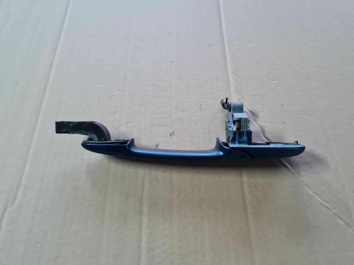 Priekšējāis labais durvju rokturis priekš MAZDA 3 2007 2 Priekšējāis labais durvju rokturis priekš MAZDA 3 2007