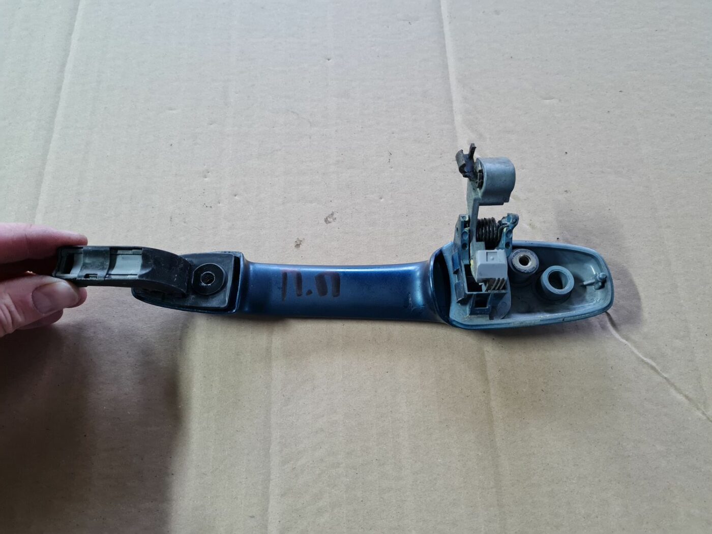 Priekšējāis labais durvju rokturis priekš MAZDA 3 2007 3 Priekšējāis labais durvju rokturis priekš MAZDA 3 2007