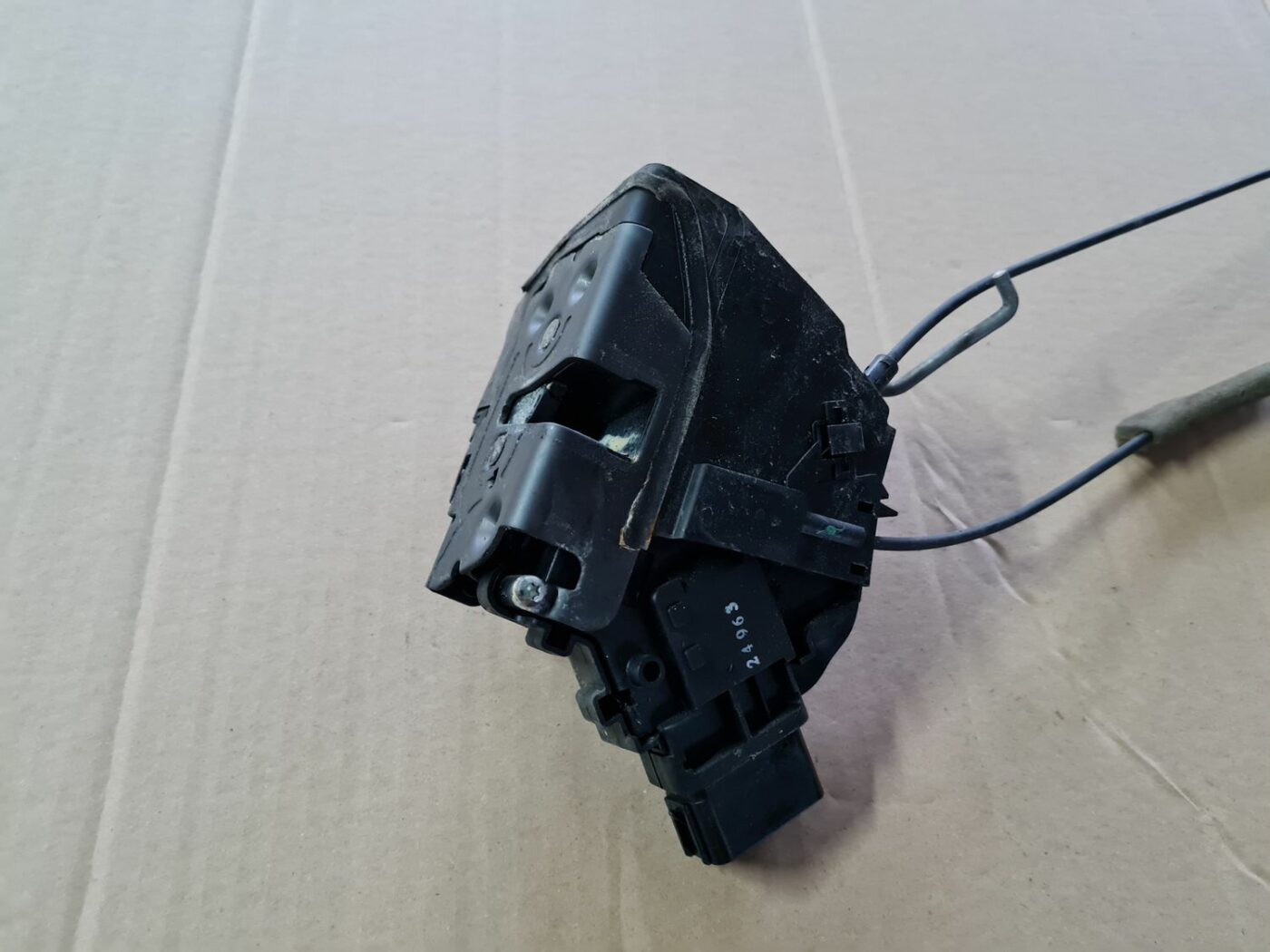 Priekšējo kreiso durvju slēdzene priekš MAZDA 3 2007 2 Priekšējo kreiso durvju slēdzene priekš MAZDA 3 2007