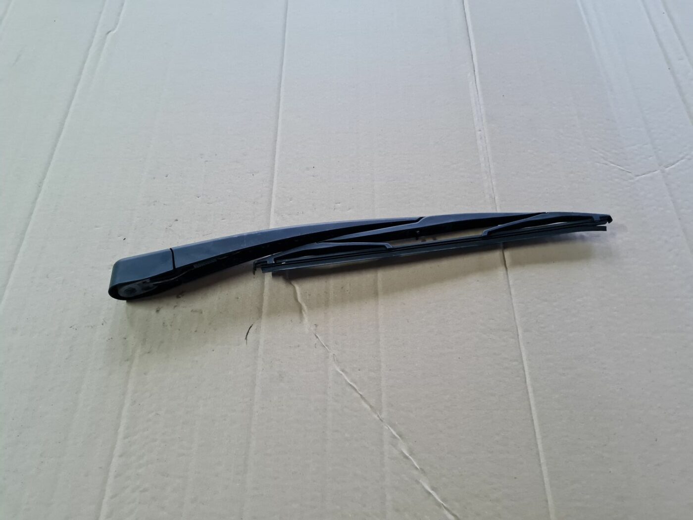 Aizmugurējā loga tīrītāja slotiņa priekš MAZDA 3 2007 1 Aizmugurējā loga tīrītāja slotiņa priekš MAZDA 3 2007