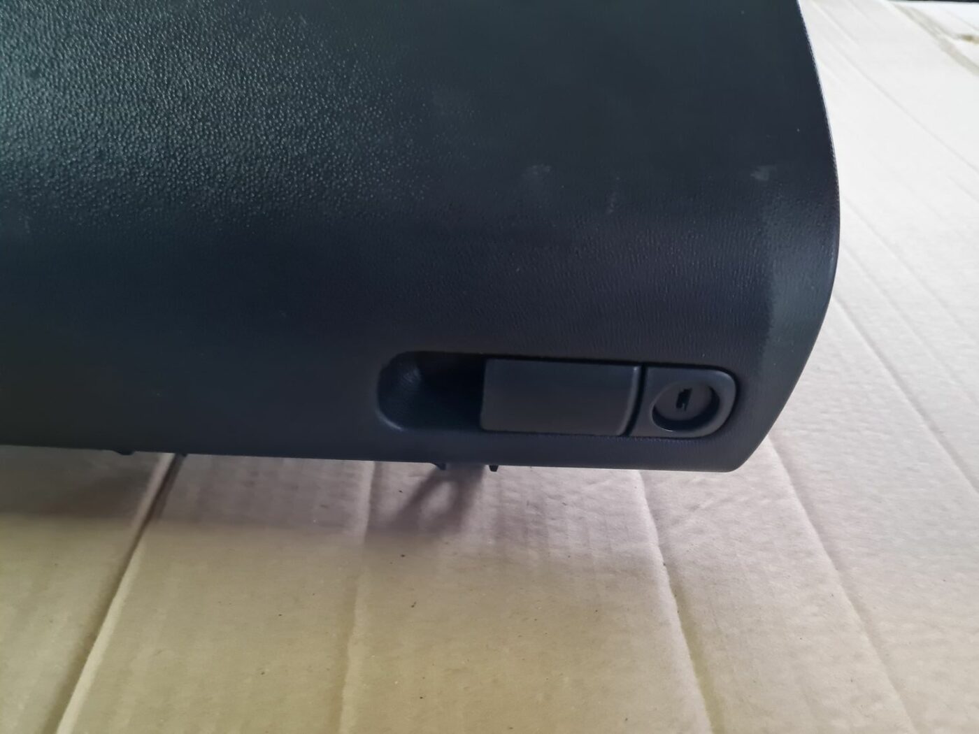 Mantu glabāšanas nodalījums pasažiera pusē priekš MAZDA 3 2007 2 Mantu glabāšanas nodalījums pasažiera pusē priekš MAZDA 3 2007