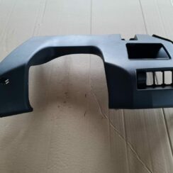 Mērinstrumentu paneļa apdare (zem stūres) priekš MAZDA 3 2007