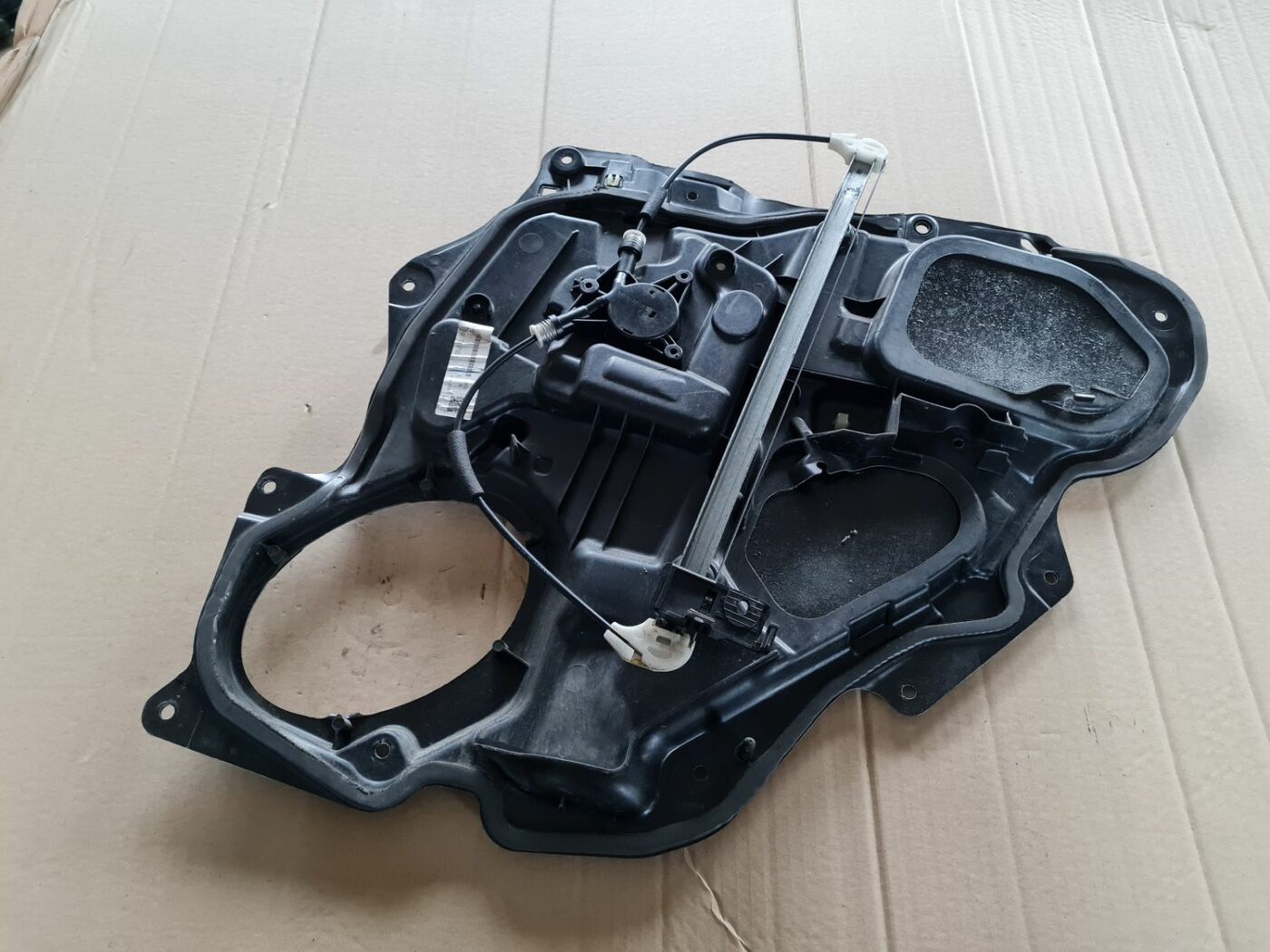 Stikla pacelšanas mehānisma panele priekš MAZDA 3 2007 1 Stikla pacelšanas mehānisma panele priekš MAZDA 3 2007