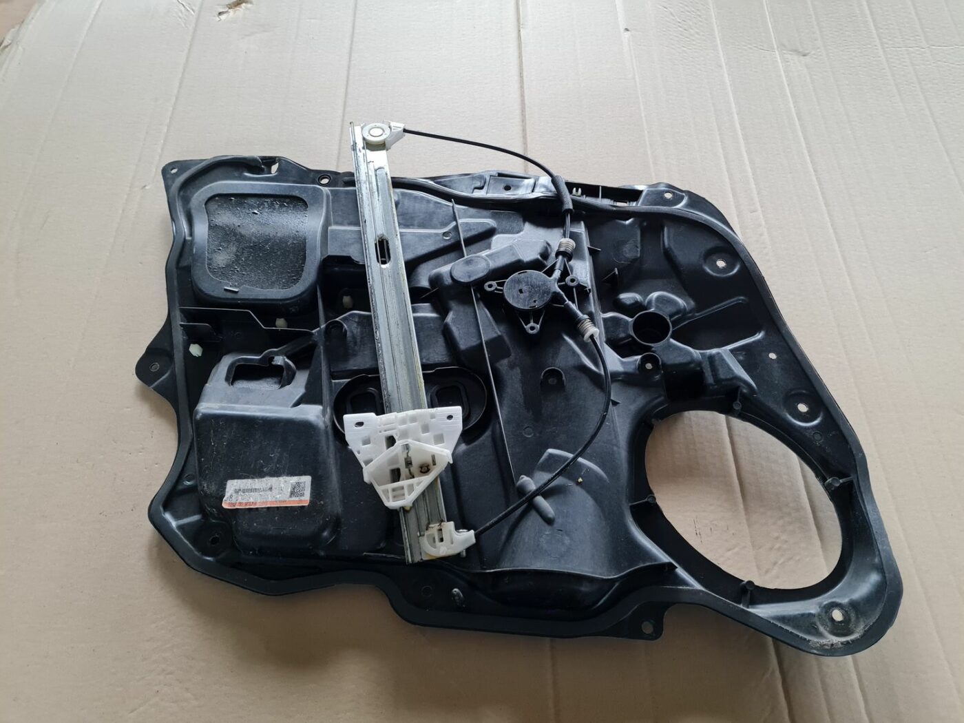 Stikla pacelšanas mehānisma panele priekš MAZDA 3 2007 1 Stikla pacelšanas mehānisma panele priekš MAZDA 3 2007